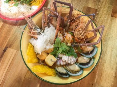 Büyük kâse üzerinde çeşitli deniz ürünleri karidesleri ve baharatlı şehriye.