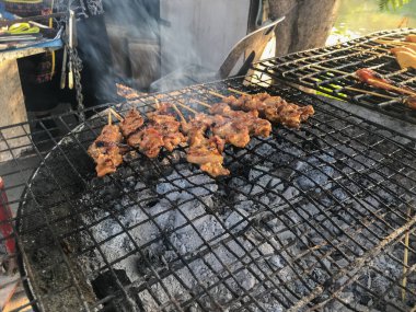 Izgara tavuk ve kedi balığı, Tayland usulü yemek.
