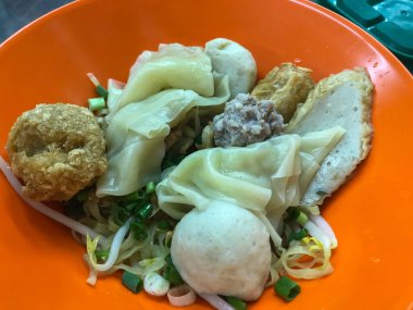 Bir kase baharatlı Tom yum erişte çorbası ve Tayland usulü domuz eti.