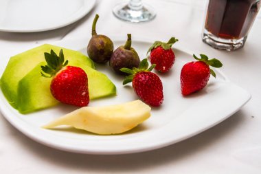 Beyaz tabakta tropikal meyve