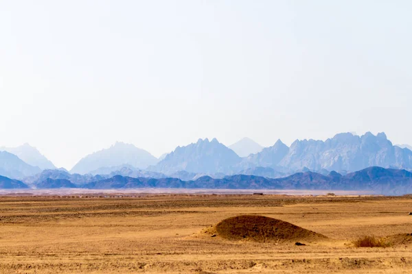 El desierto y las montañas —  Fotos de Stock