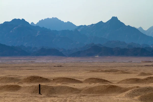 El desierto y las montañas —  Fotos de Stock
