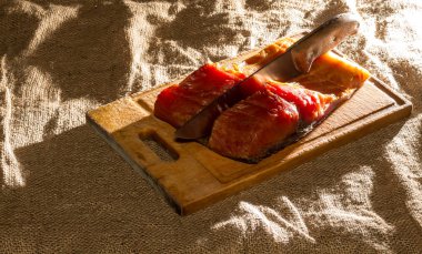 Çuval bezi üzerinde balık ile natürmort. 