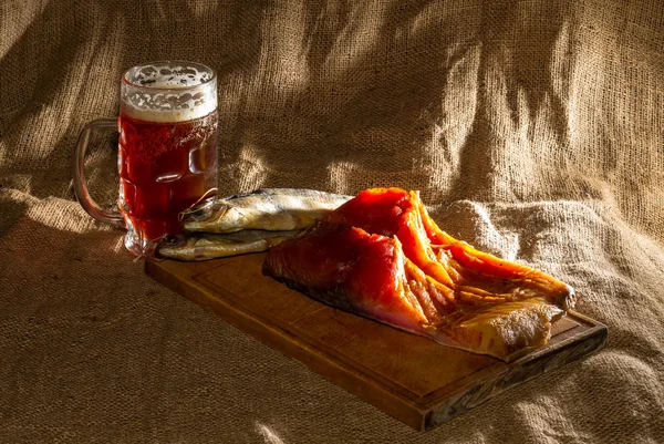 Bodegón con pescado y cerveza en arpillera . — Foto de Stock