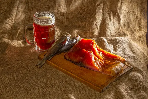 Bodegón con pescado y cerveza en arpillera . — Foto de Stock
