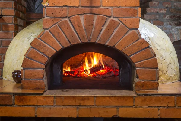 El fuego arde en un horno de pizza de leña — Foto de Stock