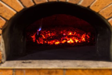 Ateş bir ahşap pizza fırını yakar