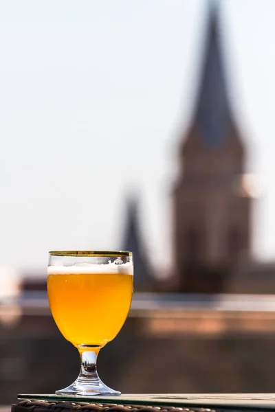 Un vaso de cerveza sobre el fondo de edificios antiguos — Foto de Stock