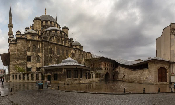 The Yeni Mosque near the Egyptian Bazaar — Stock Photo, Image