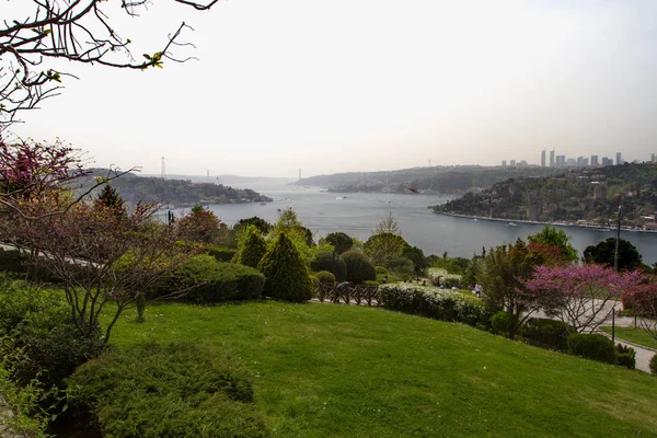 Pohled na Bosporu a část Istanbulu z asijské strany — Stock fotografie