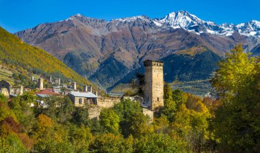 Svanlar towers de karlı dağlar