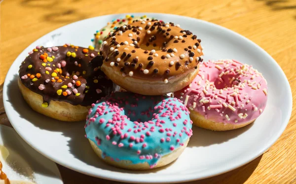 Donuts, différents types, saveurs et couleurs — Photo