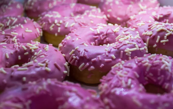 Donuts, verschiedene Arten, Geschmacksrichtungen und Farben — Stockfoto