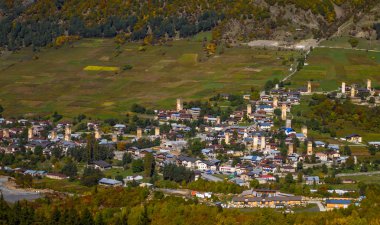 Svanlar towers de karlı dağlar