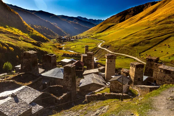 Casas, paisajes y torres Svan de Ushguli . —  Fotos de Stock
