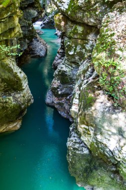 Martvil Canyon, Georgia, Kutaisi. Nehir, göller, şelaleler.
