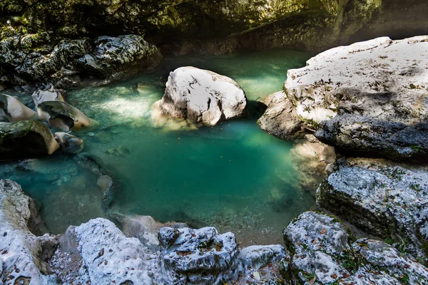 Martvil Canyon, Georgia, Kutaiszi. Folyó, tó, vízesés. — Stock Fotó