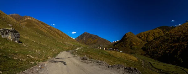 Case, paesaggi e torri Svan di Ushguli . — Foto Stock