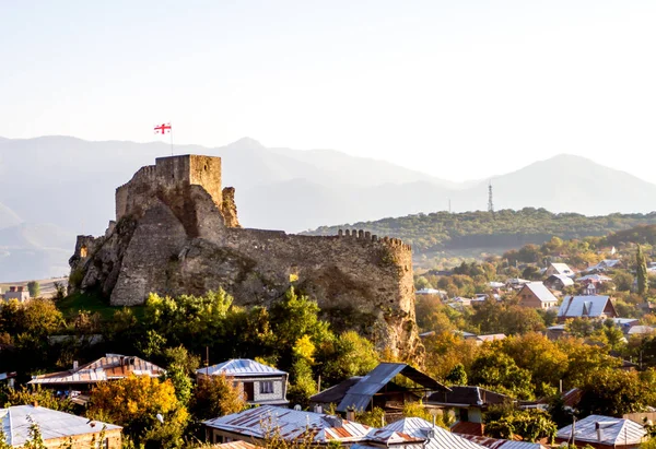 Rovine di una delle tante fortezze montane della Georgia . — Foto Stock