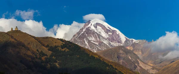 Antica chiesa della Trinità e una montagna innevata di Kazbegi — Foto Stock