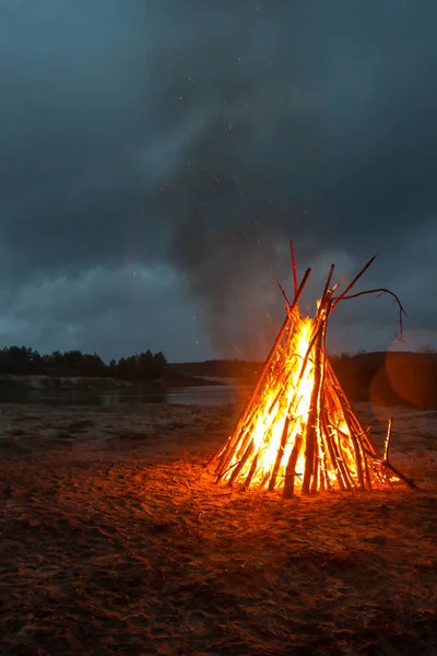 Um grande incêndio na costa da pedreira . — Fotografia de Stock