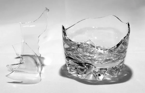 Broken whiskey glass with shrapnel — Stock Photo, Image