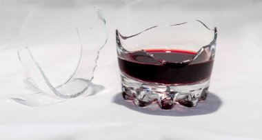 Kırık viski kadeh kırmızı şarap kalıntıları ile standları bir 