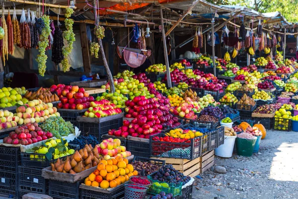 Obst- und Gemüsemarkt am Straßenrand in Georgien. lizenzfreie Stockbilder