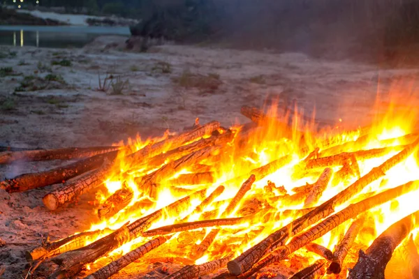 Un gran incendio en la orilla de la cantera . — Foto de Stock