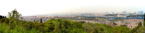 博斯普鲁斯海峡和伊斯坦布尔的亚洲一侧的部分视图 — 图库照片