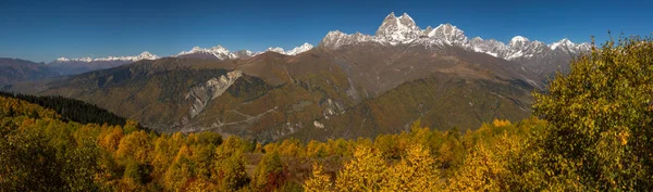 Pucklar toppen av Mount Ushba, Georgien. — Stockfoto