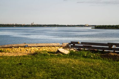 Nehir Dnieper, bay, kamış, saz, evler, ağaçlar, yaz.