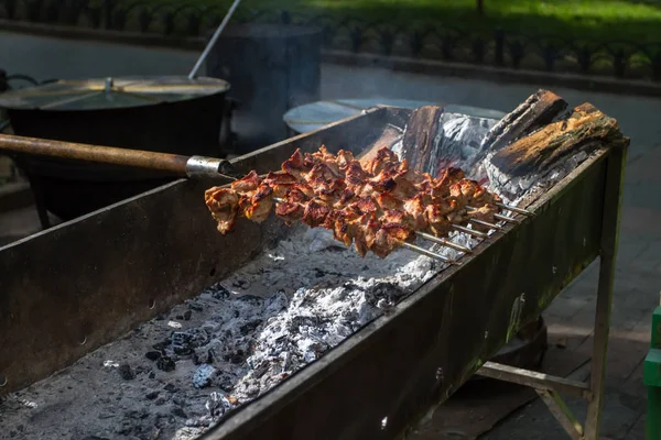 Dönerspieße auf dem Grill. — Stockfoto