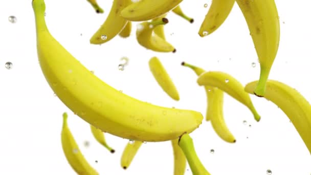 Frische Bananen, die mit Wassertropfen fallen. Zeitlupe. Realistische Animation. Isolieren mit Alphakanal — Stockvideo