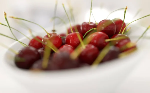 Cerises fraîches dans une assiette blanche. Concept de nourriture. Isoler. Rendu 3d . — Photo