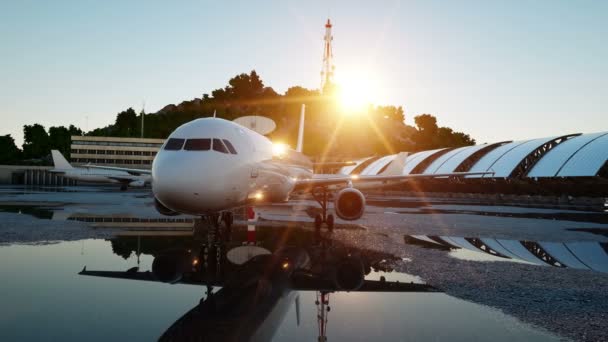 Avion à l'aéroport. matin lever du soleil. Concept de voyage et d'affaires — Video