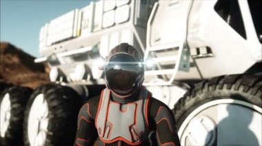 Astronot ve rover yabancı gezegende. Mars Mars. Sci fi - kavramı. Gerçekçi 4 k animasyon.