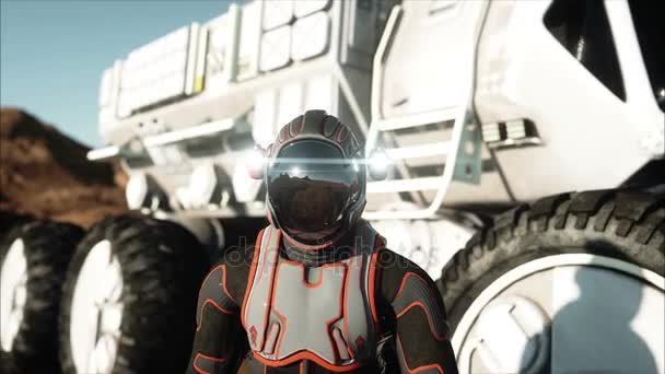 Astronaut a rover na cizí planetě. Marťan na Marsu. Sci - fi koncept. Realistické animace 4 k. — Stock video