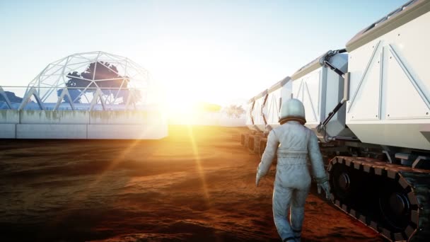Astronautul şi roverul de pe planeta extraterestră. Marţian pe Marte. Conceptul Sci-Fi. Animație realistă 4k . — Videoclip de stoc