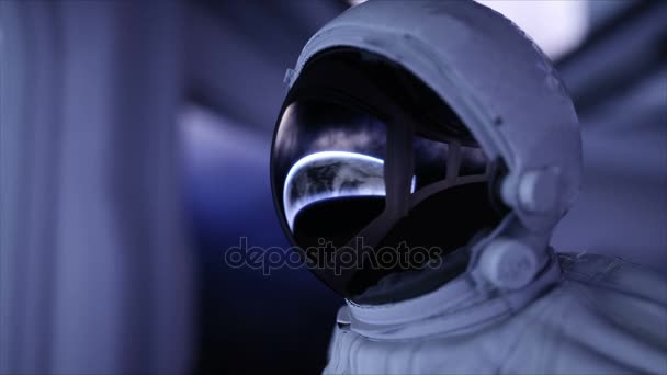 Astronauta solo en nave espacial futurista, habitación. vista de la tierra. filmación cinematográfica 4k . — Vídeos de Stock