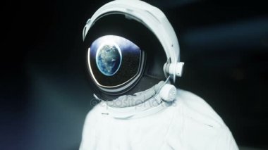 Fütürist uzay koridorunda yalnız astronot, oda. Dünya görüşü. Sinematik 4k görüntü.