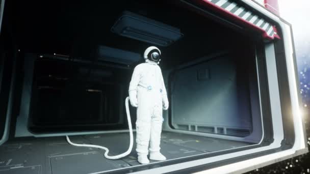 Alleen astronaut in de futuristische ruimte, kamer. uitzicht op de aarde. filmische 4k-beelden. — Stockvideo