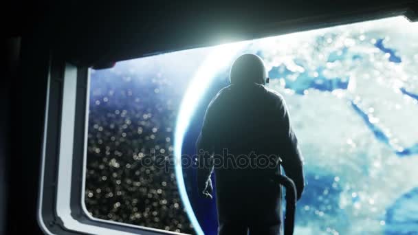 Astronauta solo en corredor espacial futurista, habitación. vista de la tierra. filmación cinematográfica 4k. — Vídeo de stock