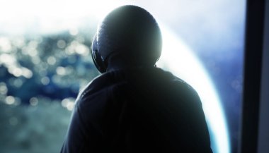 Yalnız astronot uzayda. Sci fi fütüristik koridor. görünümü. 3D render.
