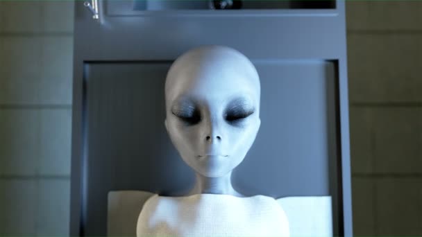 Alien abre os olhos na morgue. Conceito de autópsia. Filmagem cinematográfica 4k . — Vídeo de Stock