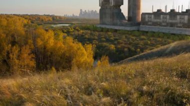 güneşli bir vadi peyzaj futuristik binada. gelecekteki mimari. fütüristik kasaba, şehir.