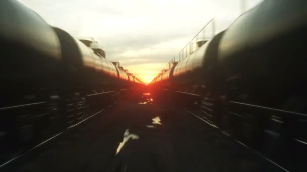 Yük treni petrol tankerleri. Sunrise karşı. Gerçekçi sinema 4k animasyon. — Stok video