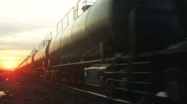 Yük treni petrol tankerleri. Sunrise karşı. Gerçekçi sinema 4k animasyon.