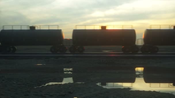 石油タンカーの貨物列車。に対しての日の出。4 k の映画のようなリアルなアニメーション. — ストック動画