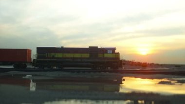 Yük treni kargo konteyner ile. Sunrise karşı. Lojistik kavramı. Gerçekçi sinema 4k.